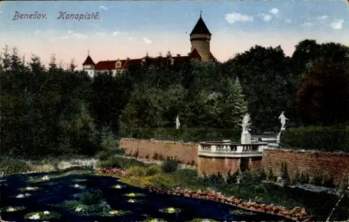 Ak Konopiště Benešov Beneschau Mittelböhmen,  Konopiste, Schloss im Hintergrund, Teich mit Seeros