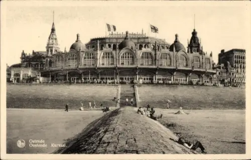 Ak Oostende Ostende Westflandern, Kursaal in  Menschen am Strand,  Architektur
