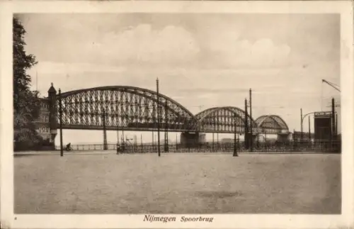 Ak Nijmegen Gelderland, Nijmegen Spoorbrug, Brücke, Wasser, Bäume, Schwarz-Weiß-Foto