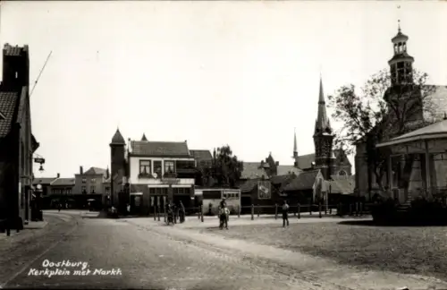 Ak Oostburg Zeeland,  Kerkplein mit Markh, Straßenansicht, Menschen auf Fahrrädern