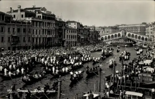 Ak Venezia Venedig Veneto, Historische Regatta, viele Boote, Menschenmenge, Rialtobrücke