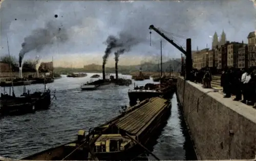 Ak Magdeburg an der Elbe, Hafenansicht, Schiffe, Rauch, Wasser, Industrie, Menschen am Ufer