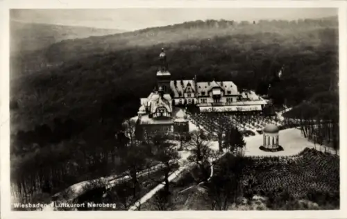 Ak Wiesbaden in Hessen,  Luftkurort Neroberg, Flugzeugaufnahme, Wald, Gebäude