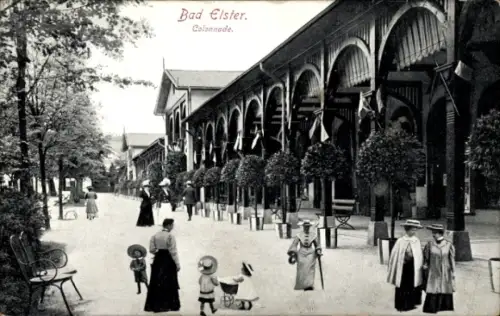 Ak Bad Elster im Vogtland,  Kolonnade, Menschen, Bäume, Flaggen, Kinderwagen