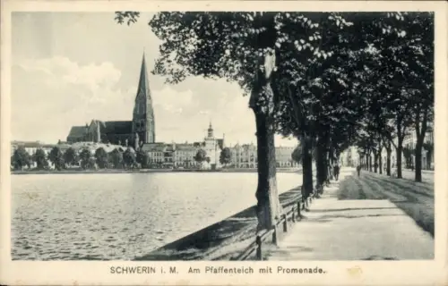 Ak Schwerin in Mecklenburg, Schwerin i. M., Pfaffenteich, Promenade, Wasser, Bäume, Kirche