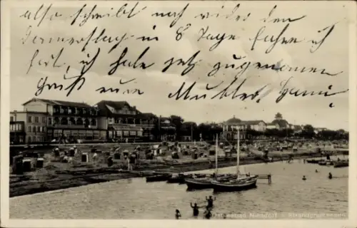 Ak Ostseebad Niendorf Timmendorfer Strand, Strandpromenade, Boote, Menschen am Wasser, Schwarz-We