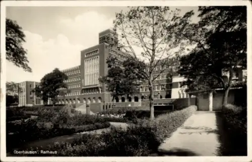 Ak Oberhausen im Ruhrgebiet, Rathaus in  Bäume, Weg, Garten