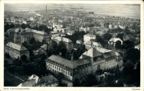 Ak Gießen an der Lahn Hessen, Luftaufnahme von  Universitätsstadt, viele Gebäude, Bäume