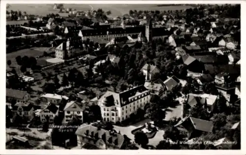 Ak Bad Wörishofen im Unterallgäu, Luftaufnahme von  Kneippkurhotel Sproll, viele Häuser