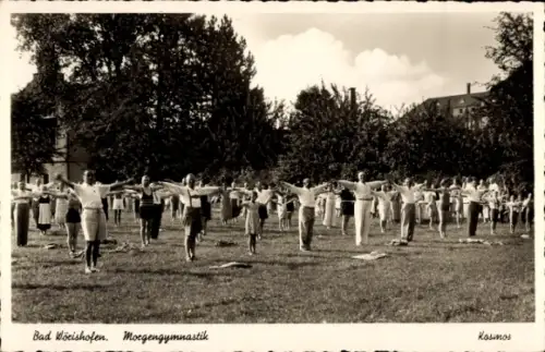 Ak Bad Wörishofen im Unterallgäu,  Morgengymnastik, viele Menschen in Sportkleidung, Übungen