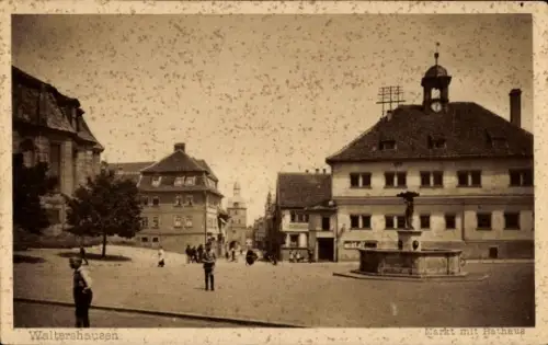 Ak Waltershausen in Thüringen,  Markt mit Rathaus, Brunnen, Menschen,  