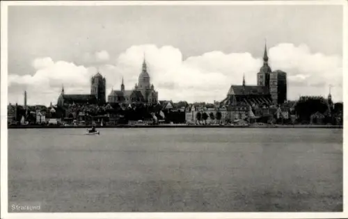 Ak Stralsund in Vorpommern, Stadtansicht von  Wasserfläche,  Gebäude