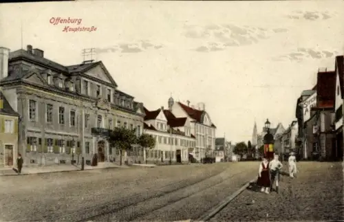 Ak Offenburg in Baden Schwarzwald,  Hauptstraße, Straßenansicht, Menschen,  