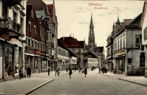 Ak Offenburg in Baden Schwarzwald,  Hauptstraße, Straßenansicht, Menschen auf der Straße, Kirchtu