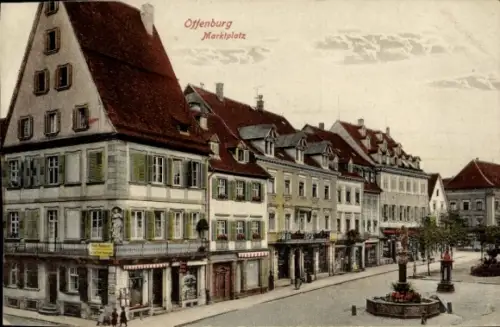 Ak Offenburg in Baden Schwarzwald,  Marktplatz, Häuserzeile, Brunnen