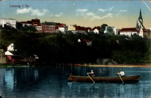 Ak Leisnig in Sachsen, Leisnig i. Sa., Boot auf Wasser, Häuser im Hintergrund, zwei Personen im B