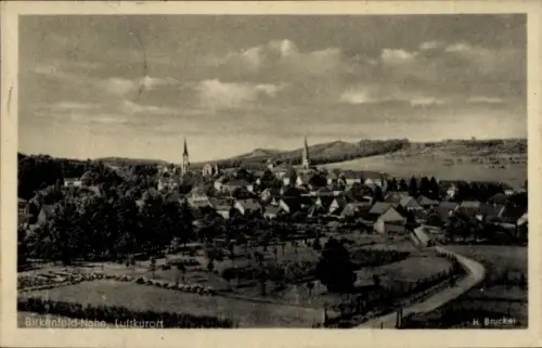 Ak Birkenfeld an der Nahe, Luftaufnahme von  Kirchen, Häuser, Bäume, Landschaft