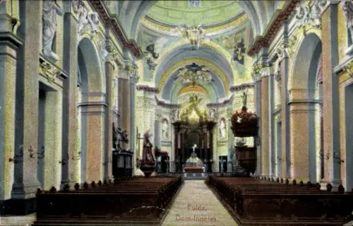 Ak Fulda in Hessen, Innenansicht einer Kirche, Bänke, Altar, religiöse Statuen, dekorative Elemen
