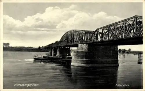 Ak Wittenberge an der Elbe Prignitz, Brücke über den Fluss, Schiff auf dem Wasser, Wolken am Himm