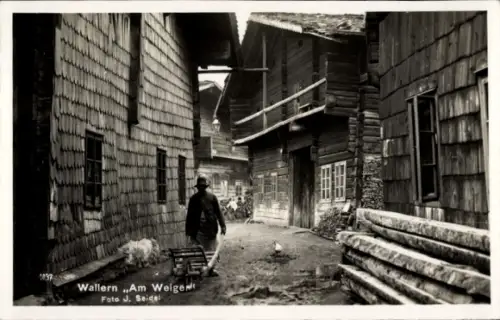 Ak Volary Wallern Südböhmen, Straßenpartie, Mann mit Schubkarre