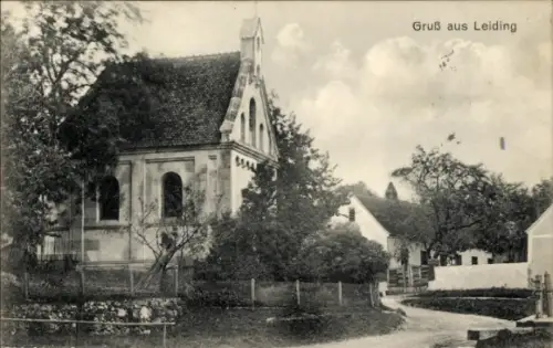 Ak Leiding Pitten Niederösterreich, Vorderansicht einer Kirche, Bäume, Weg, Text 'Gruß aus Leidin
