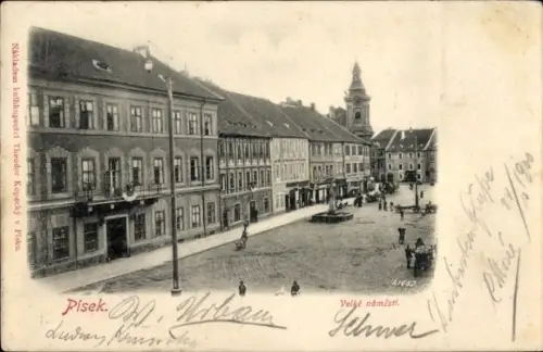 Ak Písek Pisek Südböhmen, Schwarz-Weiß-Bild, Stadtplatz,  Gebäude, Menschen, Straßenlaternen