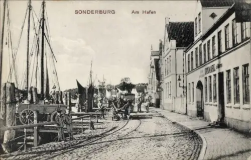 Ak Sønderborg Sonderburg Dänemark,  Hafen, Schiffe, Karren, Menschen