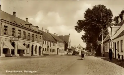 Ak Frederikssund Sjælland Seeland Dänemark,  Havnegade, Straße mit Häusern, Straßenansicht, keine