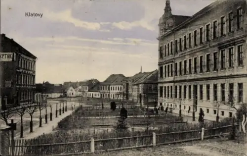 Ak Klatovy Klattau Region Pilsen,  Stadtansicht, Gebäude, Bäume, Menschen