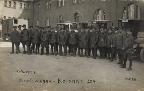 Foto Ak Gruppen-Kraftwagen-Kolonne 224, deutsche Soldaten in Uniform, Armeefahrzeuge