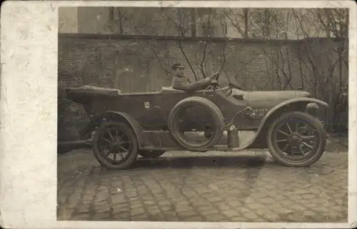 Foto Ak offenes Automobil, Mann am Steuer