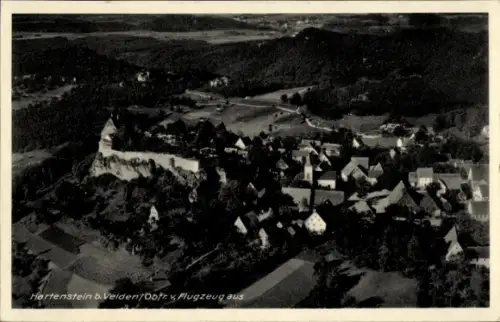 Ak Hartenstein im Erzgebirge Sachsen, Luftaufnahme von  Dorfansicht, Burg, Landschaft