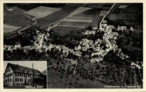 Ak Schalkstetten Amstetten in der Schwäbischen Alb Württemberg, Luftaufnahme von  Gasthaus Adler,