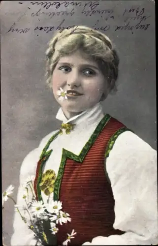 Ak Frau in norwegischer Tracht, Portrait, Blumen