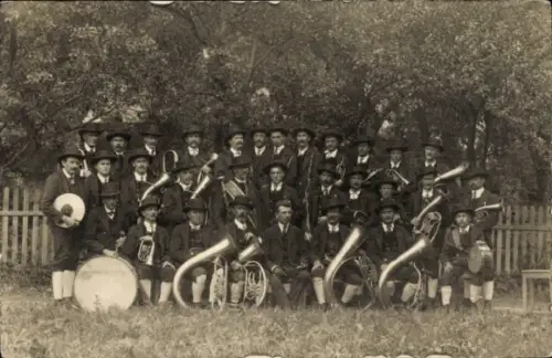 Foto Ak Grins in Tirol, Musikorchester, Gruppenbild, Fahnenweihe 9.8.1924