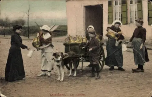 Ak Belgische Tracht, Milchmädchen, Hundekarren, Arbeitshunde, Frauen kaufen Milch, Milchkannen