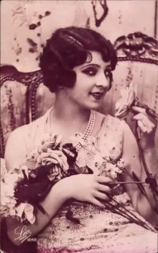 Ak Junge Frau mit Blumenstrauß, Rosen, Perlenketten