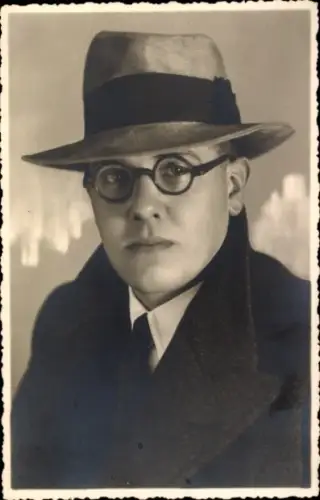 Foto Ak Junger Mann mit Hut und Brille, Anzug, Mantel