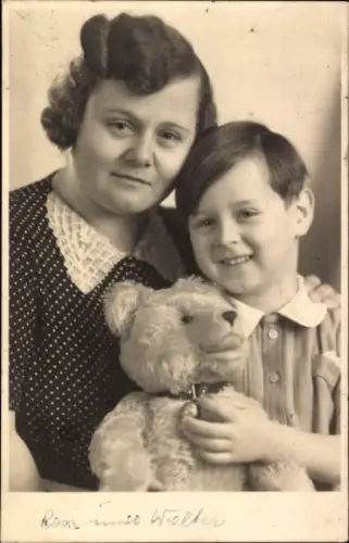 Foto Ak Rosi und Walter, Portrait junge Frau, Junge mit Teddybär