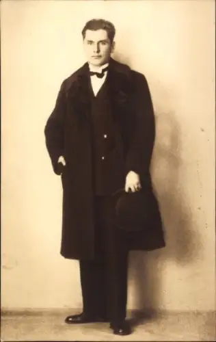 Foto Ak Junger Mann, Standportrait im Anzug, Mantel, Fliege, Hut, 1929