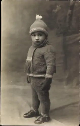 Foto Ak Kinderportrait, Kleinkind in Strickanzug, Schal, Mütze