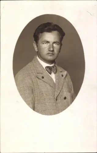 Foto Ak Mann in Anzug, Fliege, Porträt