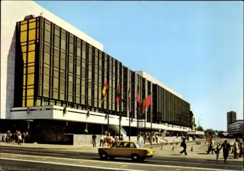 Ak Berlin Mitte, Hauptstadt der DDR, Palast der Republik, Passanten, Auto