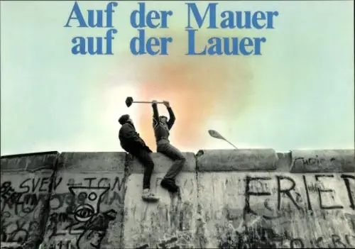 Ak Berlin, Auf der Mauer auf der Lauer, zwei Personen mit einem Hammer, Mauerfall, Dezember 1989