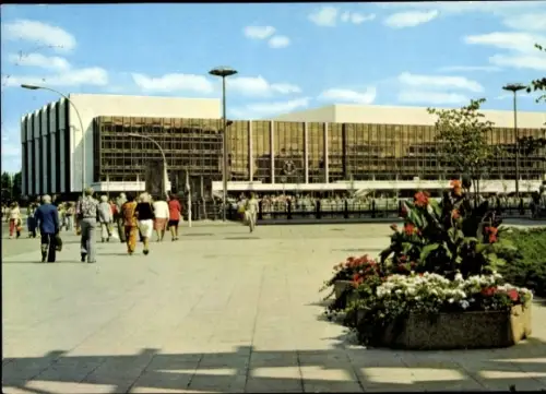 Ak Berlin Mitte, Palast der Republik von der Spreeseite, Platz, Passanten