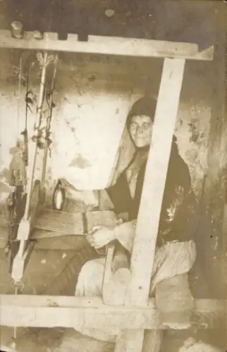 Foto Ak Mann am Webstuhl, Porträt