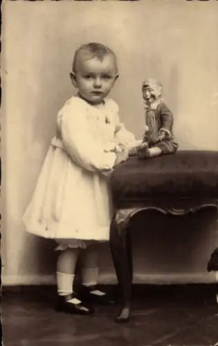 Foto Ak Baby mit Puppe, Porträt