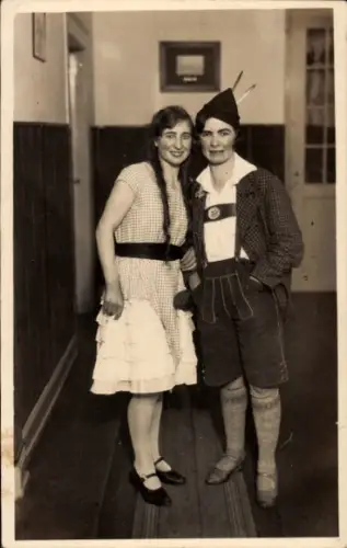 Foto Ak Fasching, Zwei Frauen in Kostümen