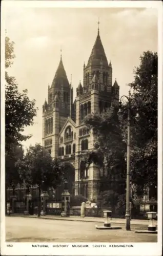 Ak South Kensington London England, Naturs Museum,  Schwarz-Weiß-Foto