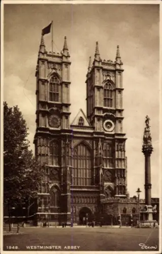 Ak Westminster London City, Westminster Abbey, 1948, zwei Türme, Flagge, Statue